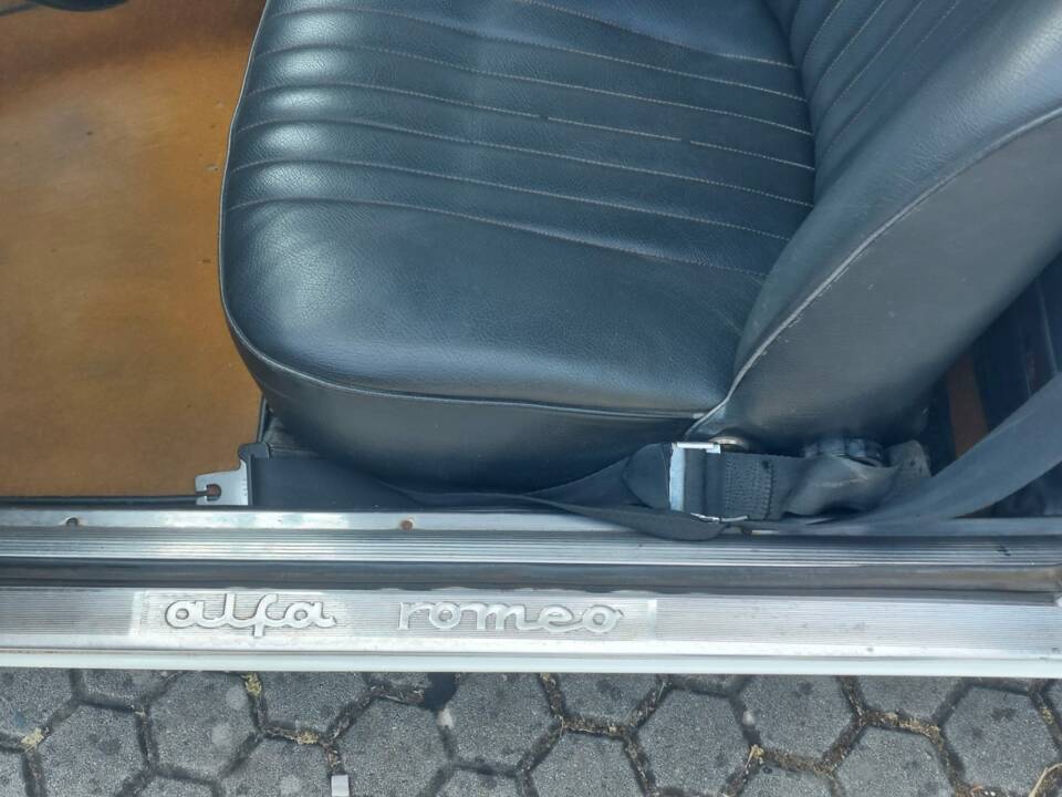 Image 19/21 of Alfa Romeo Giulia GT 1300 Junior (1970)