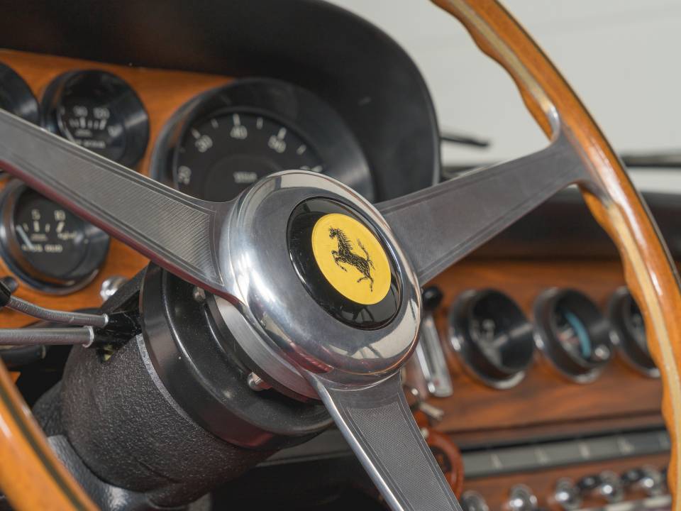 Bild 33/49 von Ferrari 365 GT 2+2 (1968)