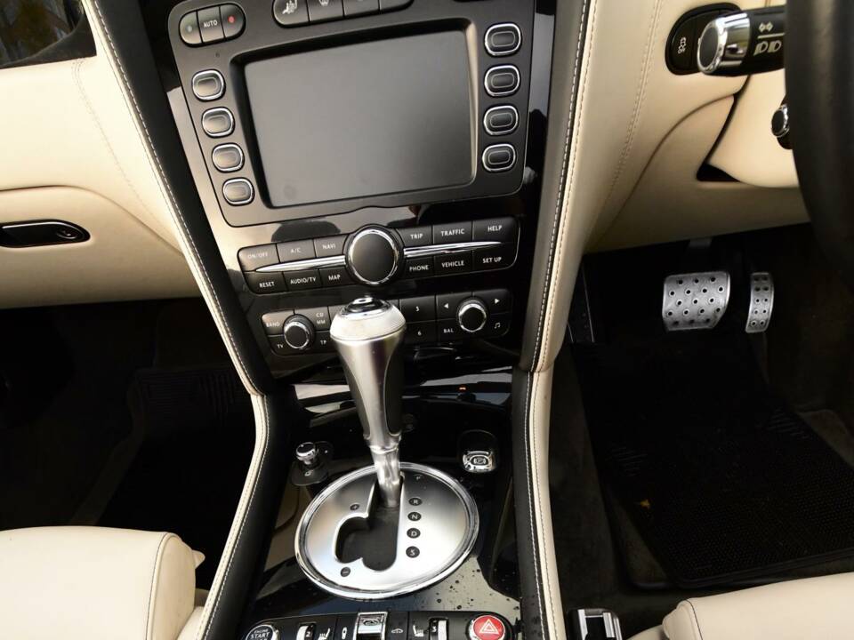 Image 37/50 of Bentley Continental GTC (2011)