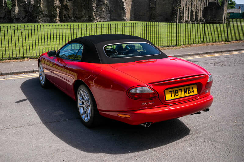 Image 11/33 of Jaguar XK8 4.0 (1999)