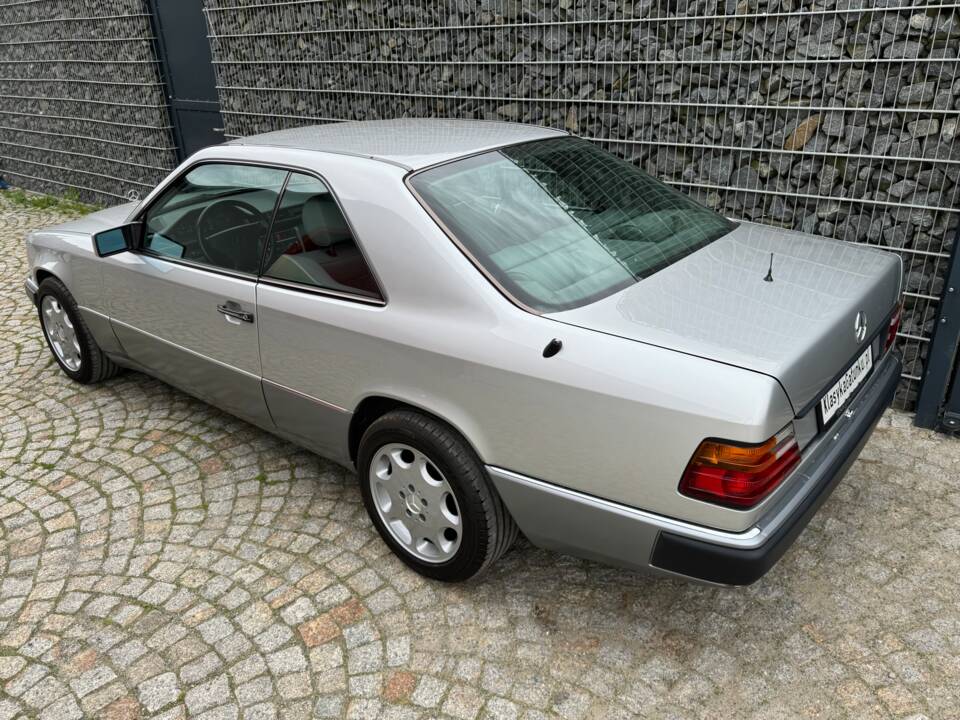 Imagen 98/100 de Mercedes-Benz 300 CE (1992)