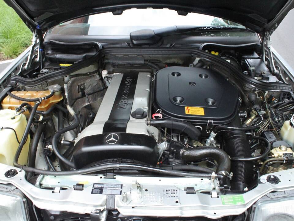 Immagine 6/19 di Mercedes-Benz 300 CE-24 (1992)