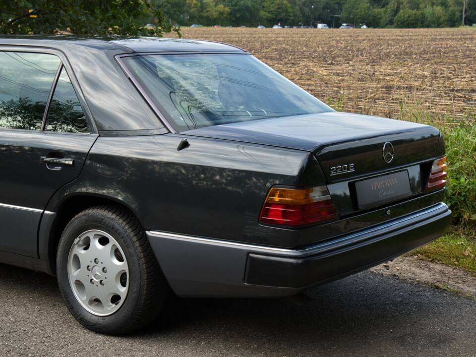 Image 12/63 of Mercedes-Benz 220 E (1993)