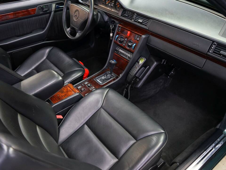 Immagine 27/46 di Mercedes-Benz 300 CE-24 (1992)