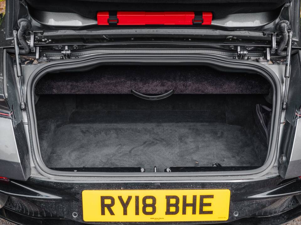 Image 37/39 of Aston Martin DB 11 Volante (2018)