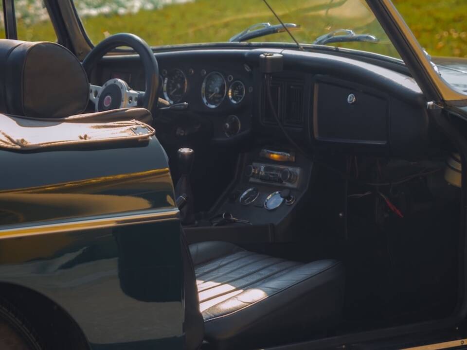 Image 4/50 of MG MGB GT (1974)