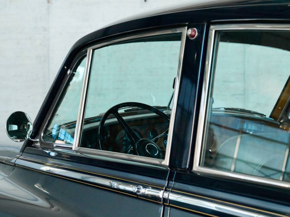 Image 14/50 of Bentley S 3 (1964)