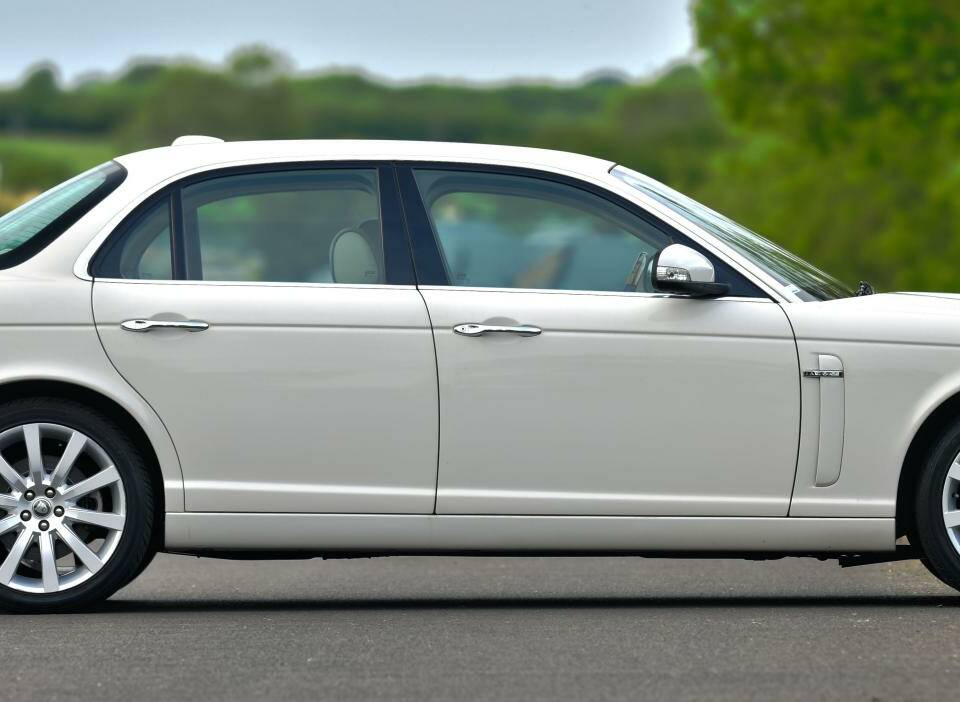 Image 7/50 of Jaguar XJ 8 4.2 (2008)