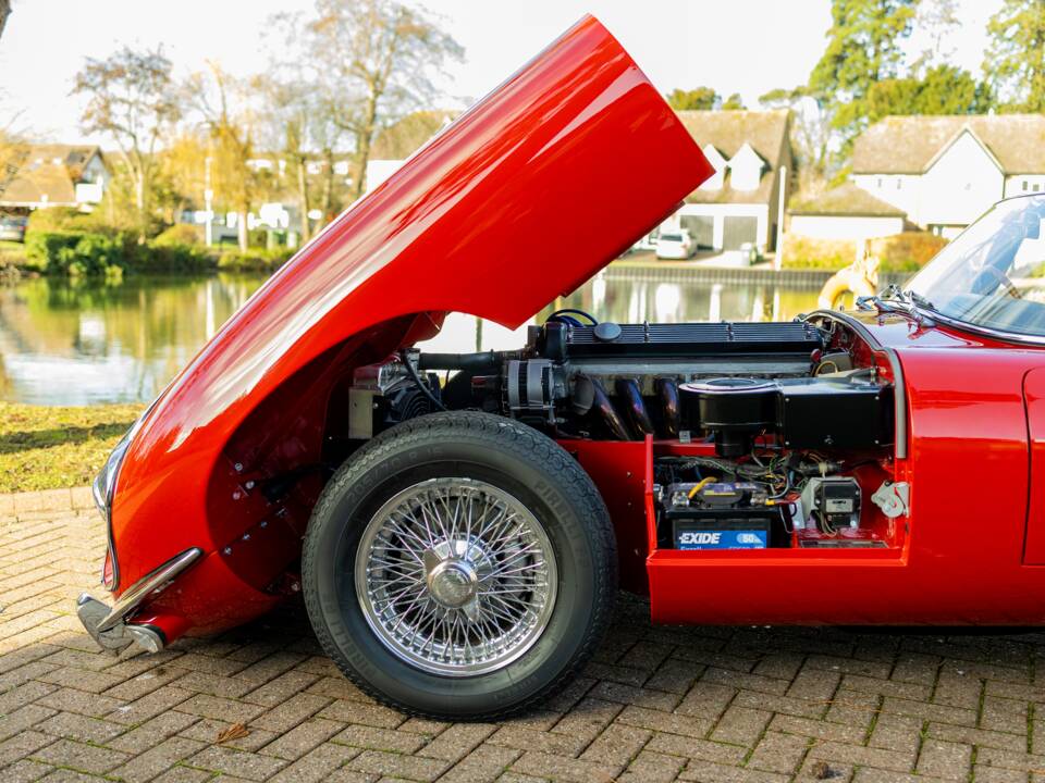 Image 19/50 de Jaguar E-Type (1969)