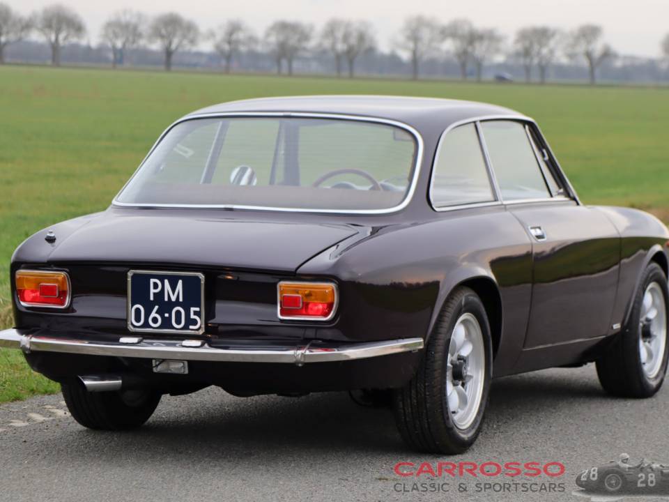 Image 27/40 of Alfa Romeo Giulia GT 1300 Junior (1972)