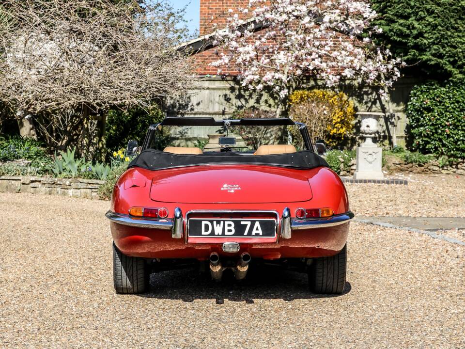 Image 10/41 de Jaguar E-Type (1968)