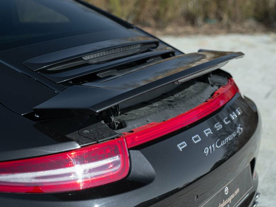 Image 17/50 of Porsche 911 Carrera 4S (2015)