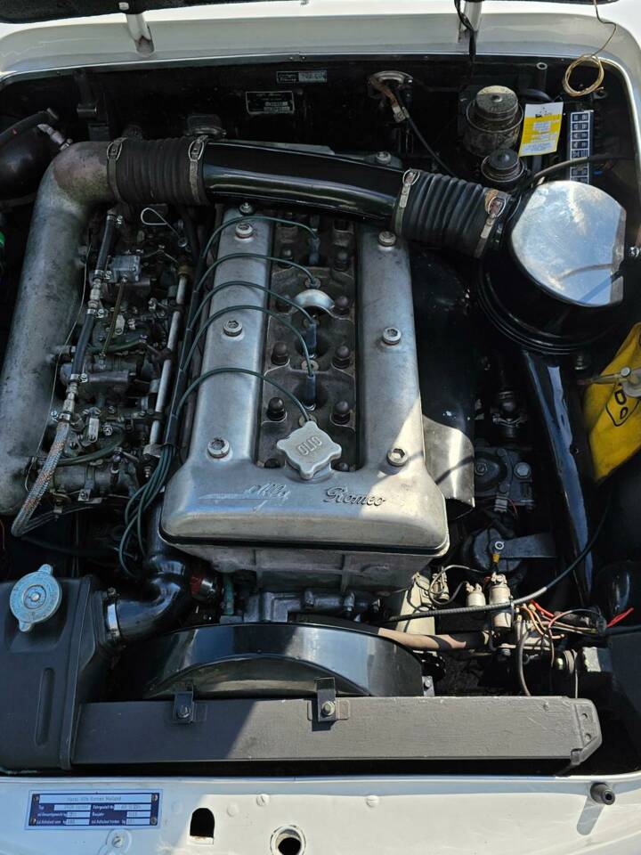Image 6/8 of Alfa Romeo 2600 Spider (1963)