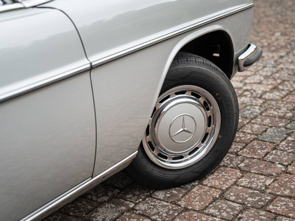 Image 2/63 of Mercedes-Benz 230&#x2F;6 (1974)