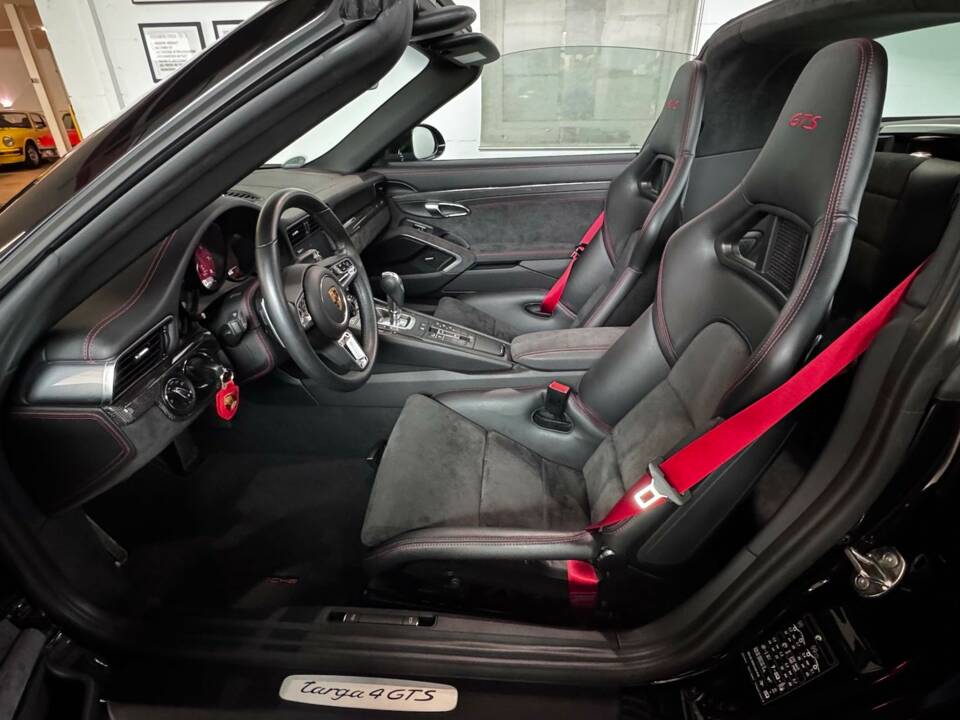 Image 16/19 of Porsche 911 Targa 4 GTS (1900)
