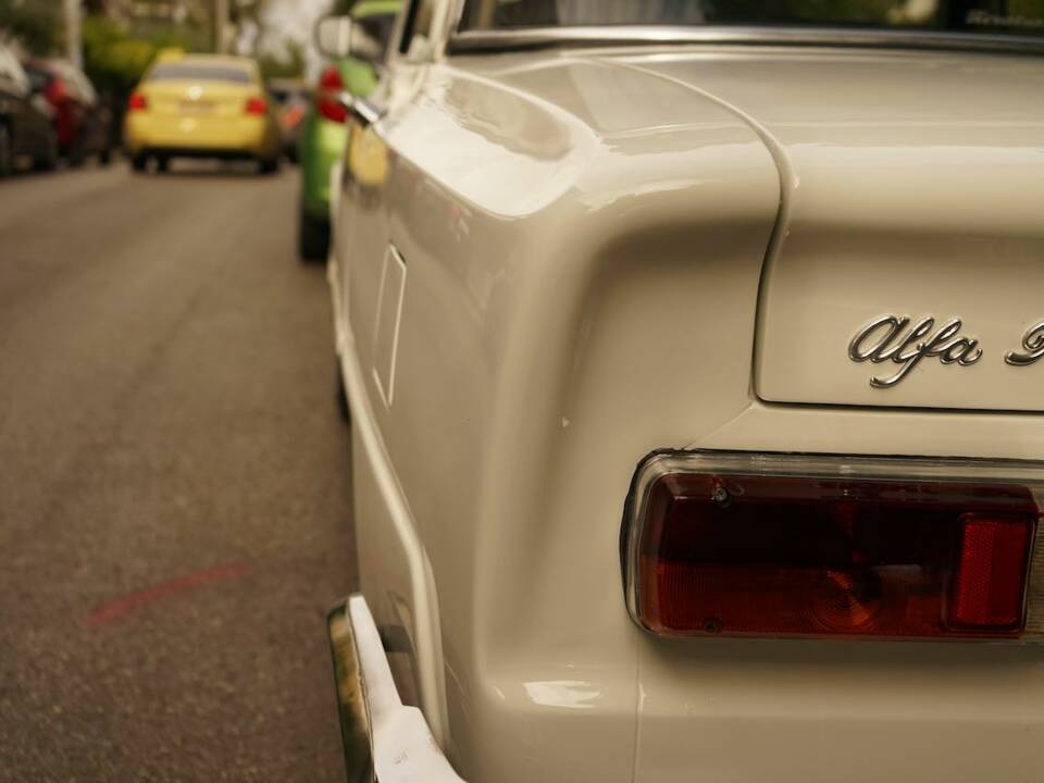 Image 9/100 of Alfa Romeo Giulia Nuova Super 1300 (1977)