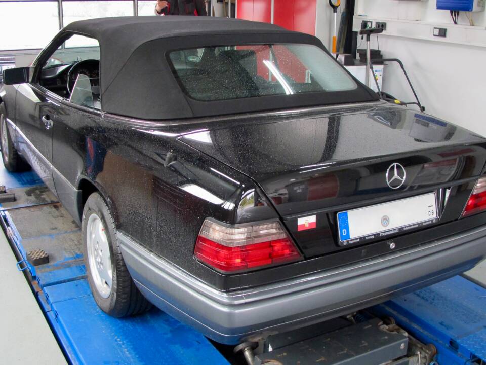 Imagen 97/171 de Mercedes-Benz E 220 (1994)