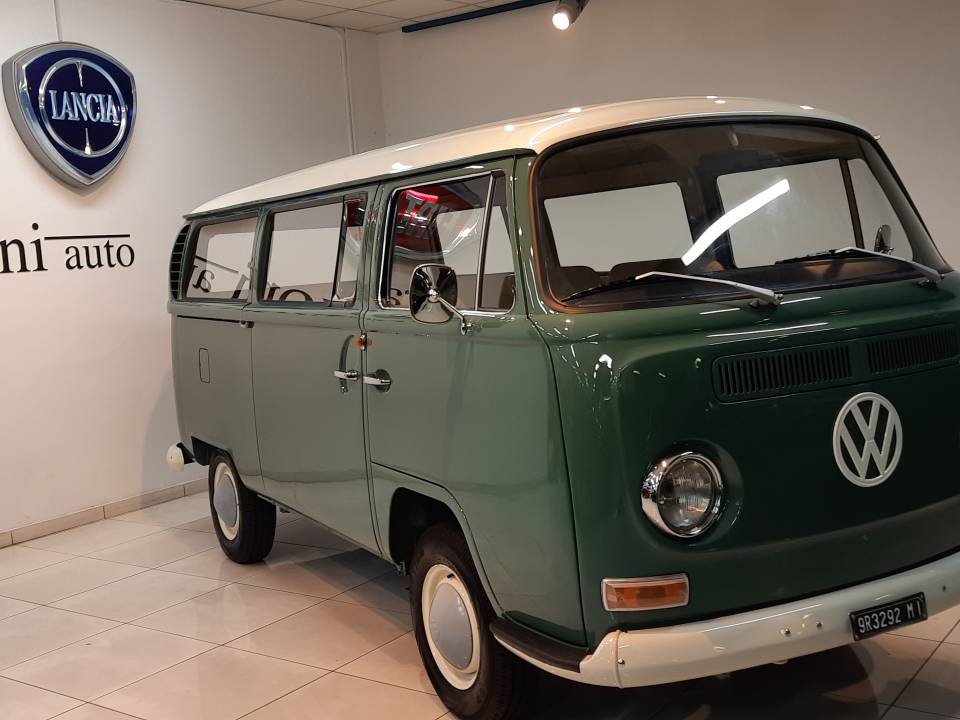 Image 30/37 of Volkswagen T2a Kombi (1970)