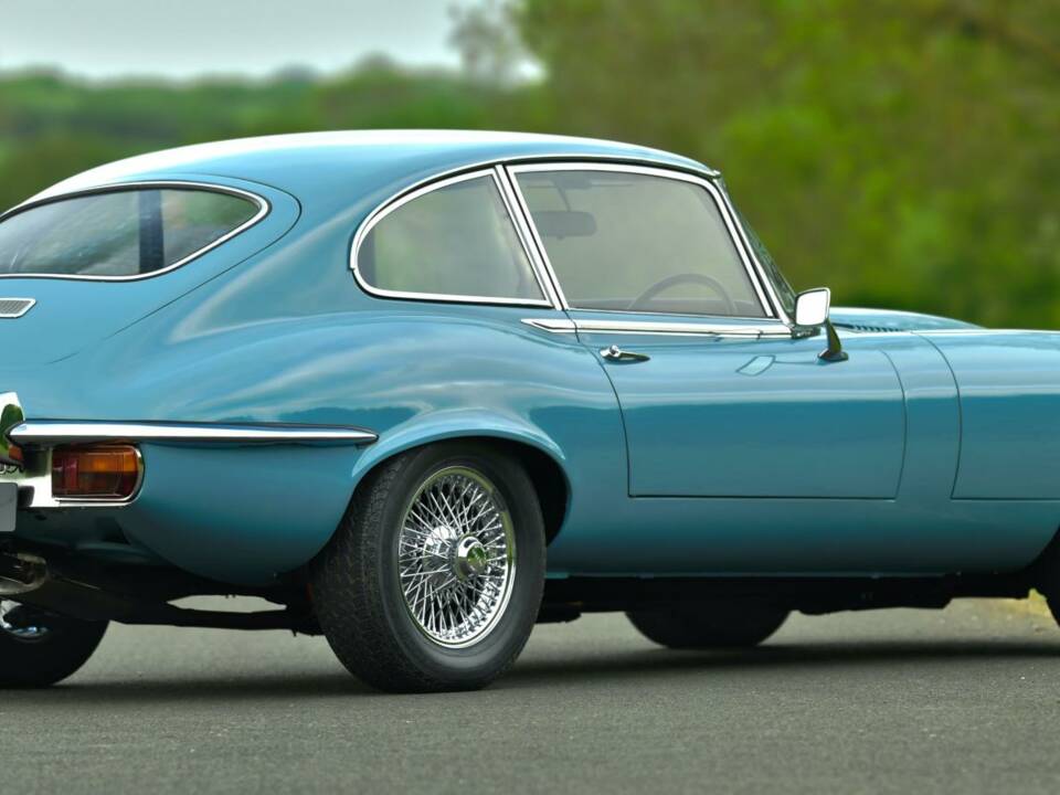 Image 16/50 de Jaguar E-Type V12 (2+2) (1972)
