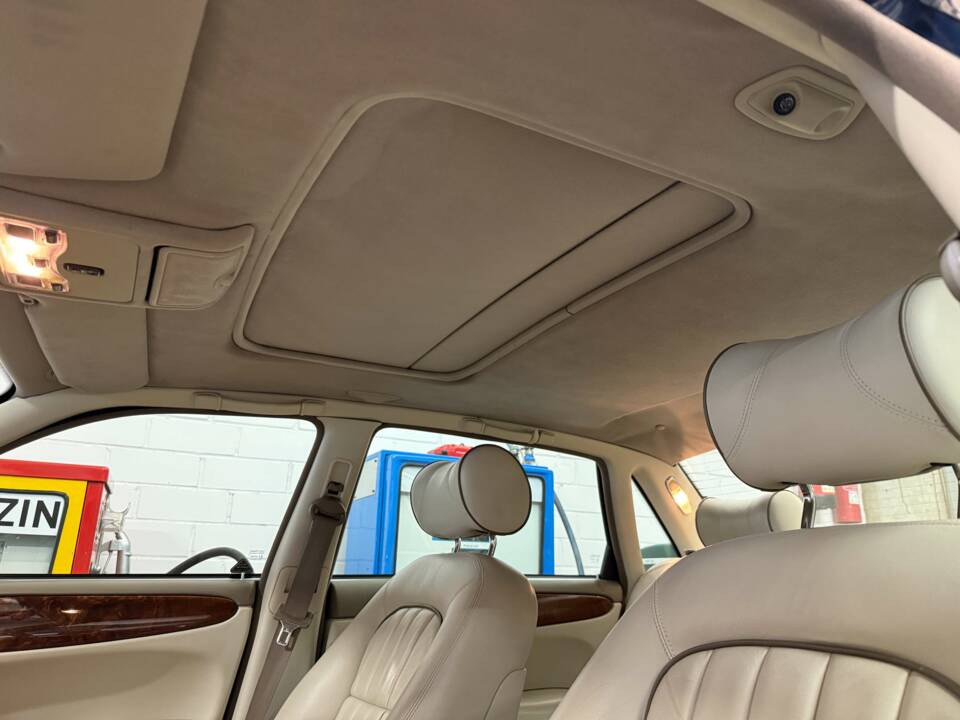 Image 9/17 of Jaguar XK8 4.2 (2000)