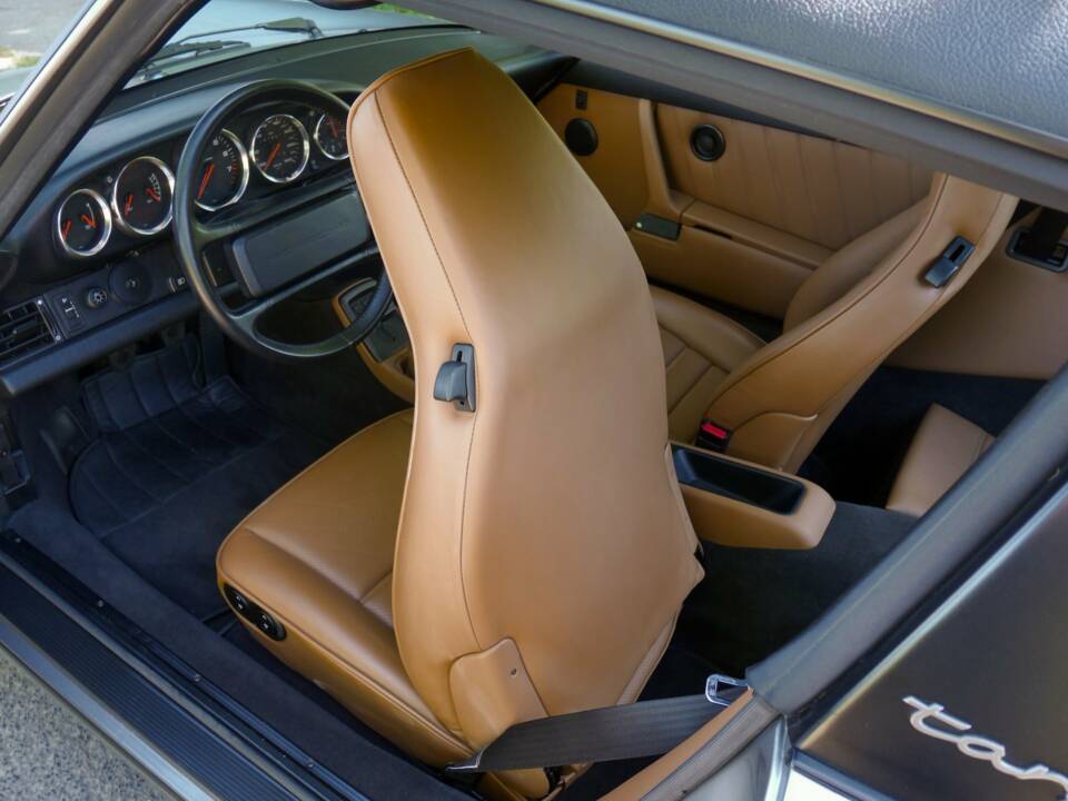 Image 19/42 of Porsche 911 Carrera 2 (1900)