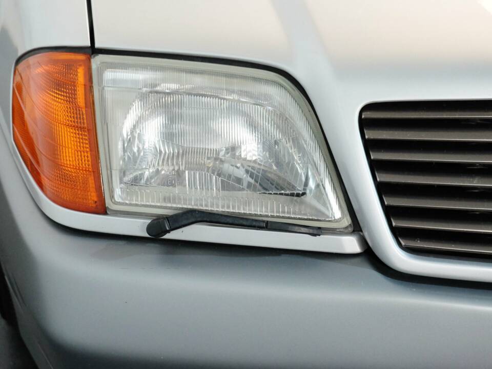 Image 22/51 of Mercedes-Benz 500 SL (1992)