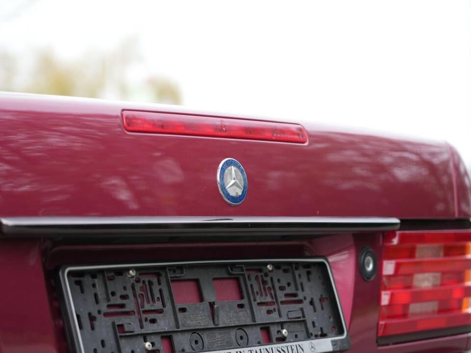 Image 28/95 of Mercedes-Benz 300 SL (1993)