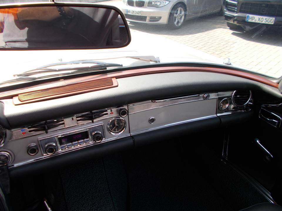 Image 13/17 of Mercedes-Benz 280 SL (1968)