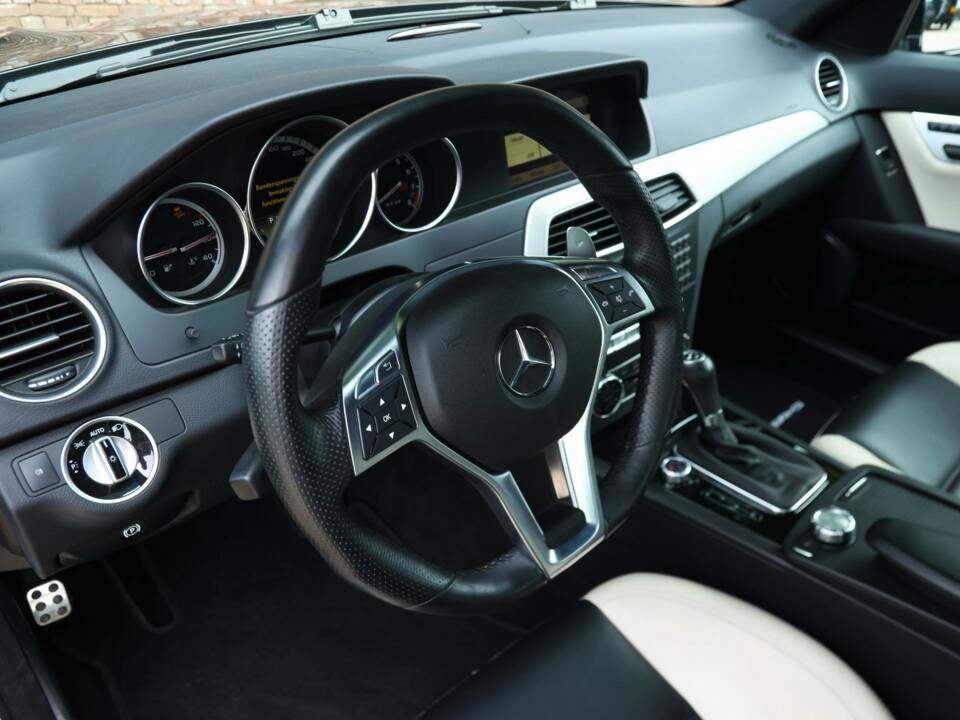 Image 45/50 of Mercedes-Benz C 63 AMG (2012)