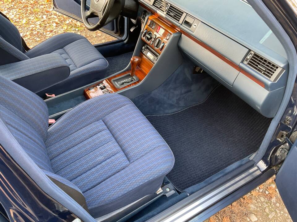 Image 57/149 of Mercedes-Benz 320 TE (1993)