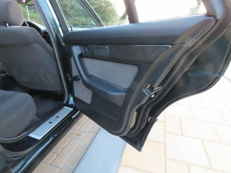 Image 8/8 of BMW 525i Touring (1995)
