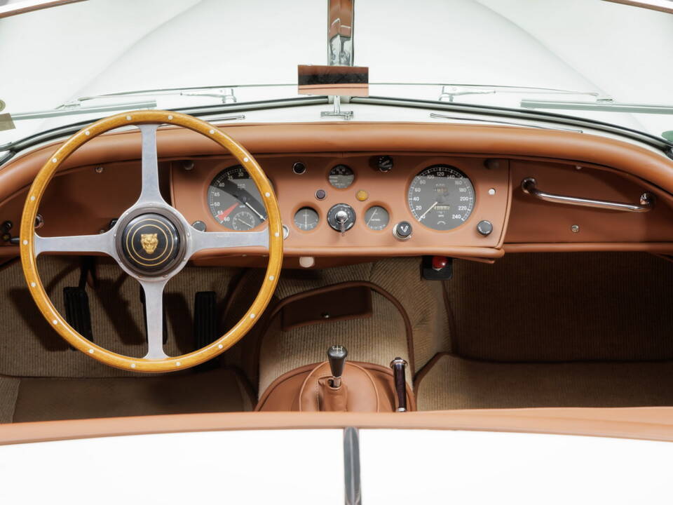 Image 30/39 of Jaguar XK 140 OTS (1954)