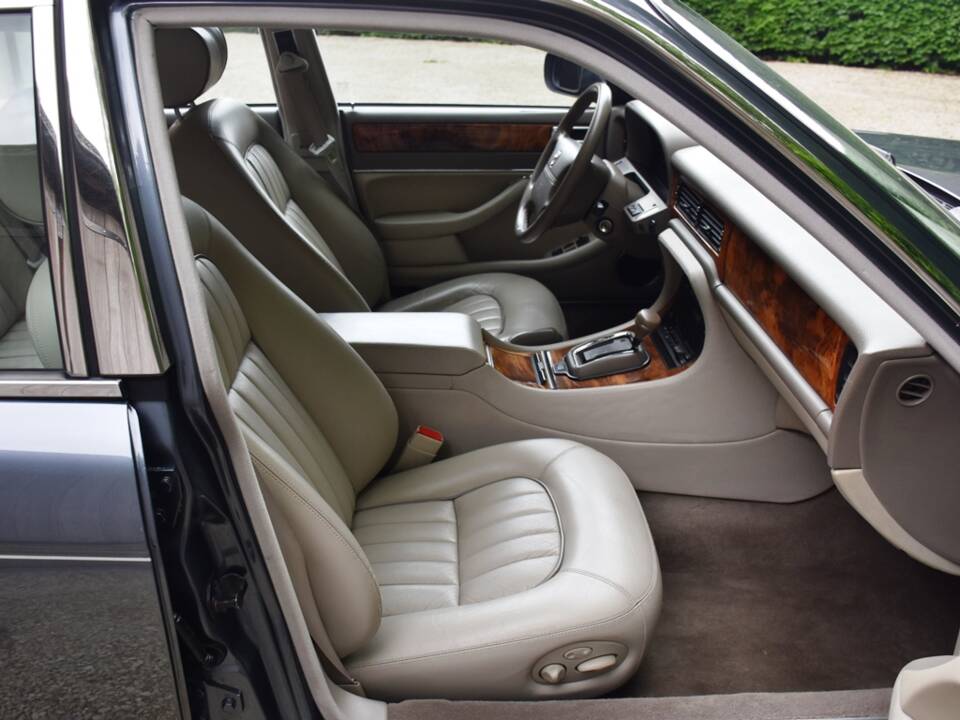 Image 18/40 of Jaguar XJ 6 4.0 Sovereign (1995)