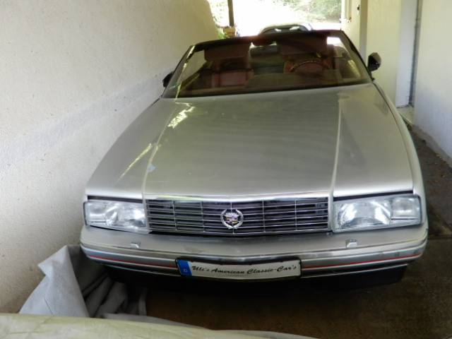 Image 6/24 of Cadillac Allanté (1987)