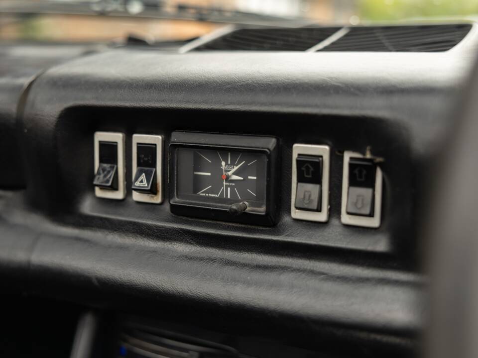 Image 41/45 of Peugeot 504 Convertible (1974)
