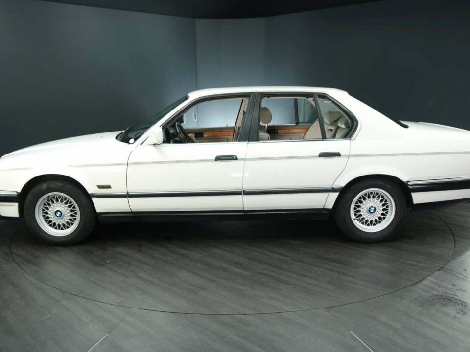 Immagine 3/30 di BMW 735i (1987)