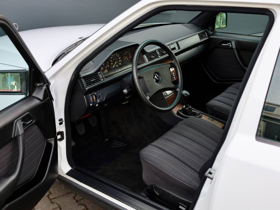 Immagine 6/18 di Mercedes-Benz 200 TE (1989)