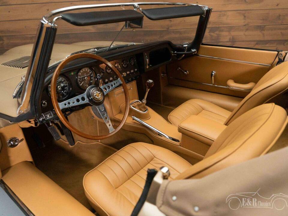 Image 2/18 de Jaguar E-Type (1967)