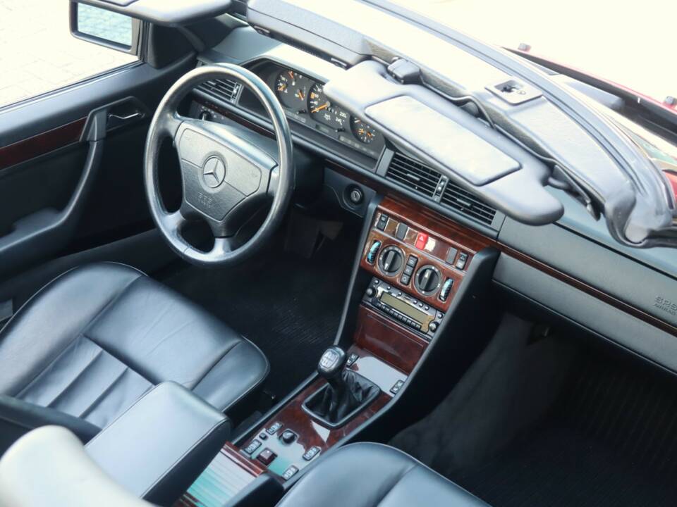 Image 26/50 of Mercedes-Benz E 220 (1994)