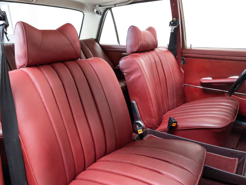 Image 20/27 of Mercedes-Benz 280 SEL 4,5 (1972)