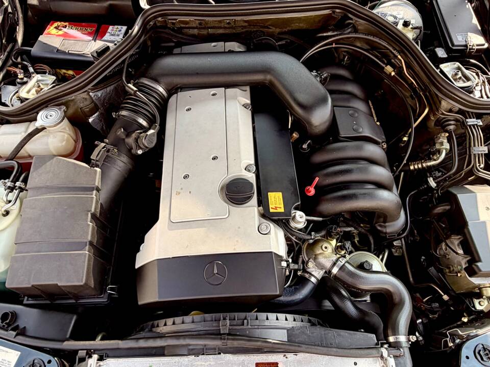 Image 15/16 of Mercedes-Benz E 320 (1996)
