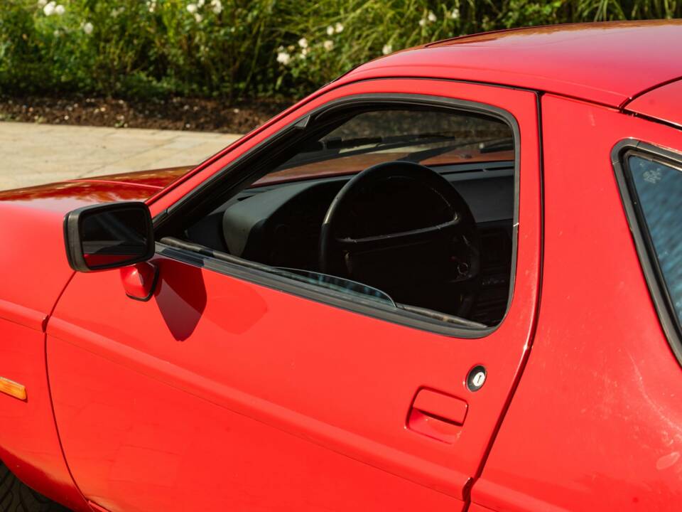 Image 19/50 de Porsche 928 S (1984)