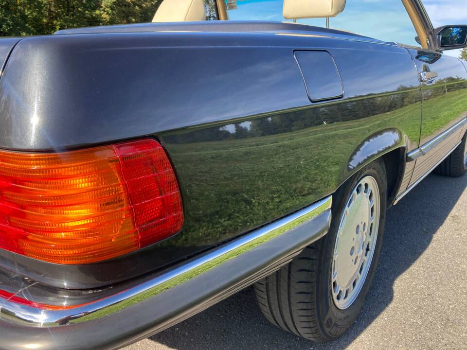 Image 12/42 of Mercedes-Benz 560 SL (1988)