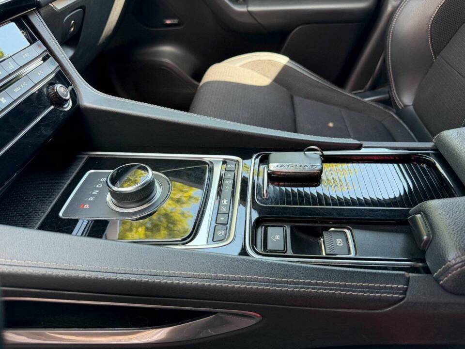 Bild 17/21 von Jaguar F-Pace 20d (2019)
