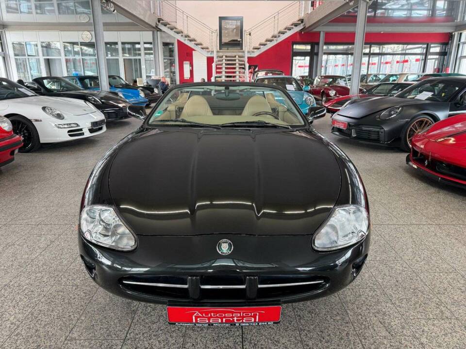 Image 25/34 of Jaguar XK8 4.0 (1997)
