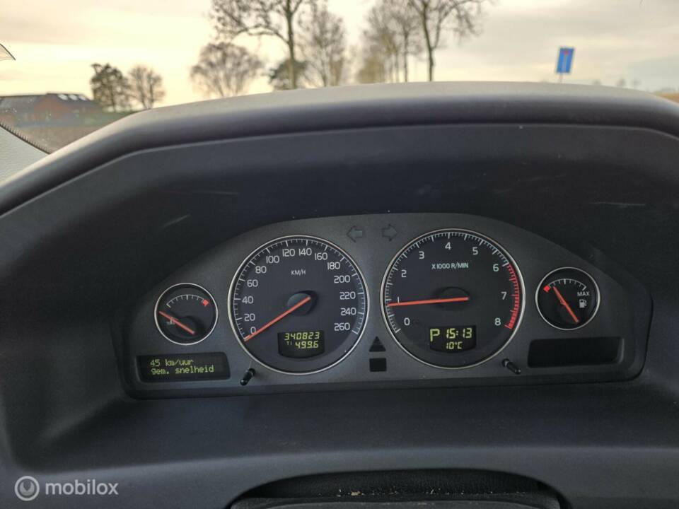 Bild 17/33 von Volvo V 70 2.4 (2002)