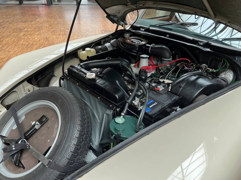 Image 23/25 of Citroën DS 20 Pallas (1972)