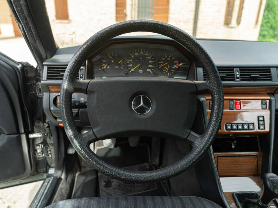 Image 38/48 of Mercedes-Benz 200 CE (1990)