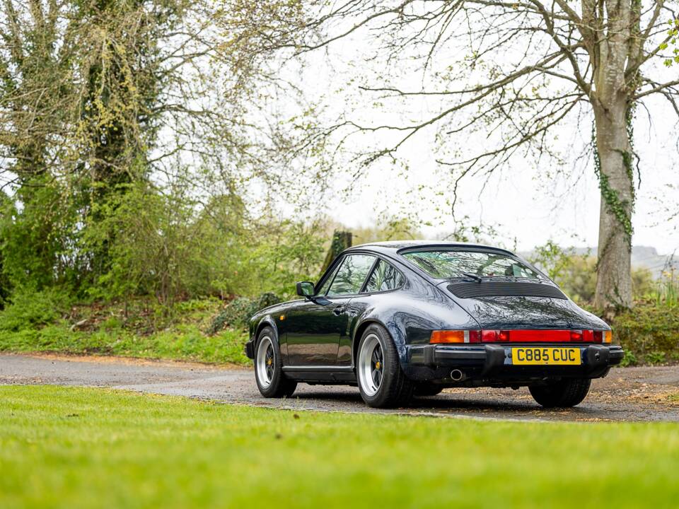 Image 36/50 of Porsche 911 Carrera 3.2 (1985)