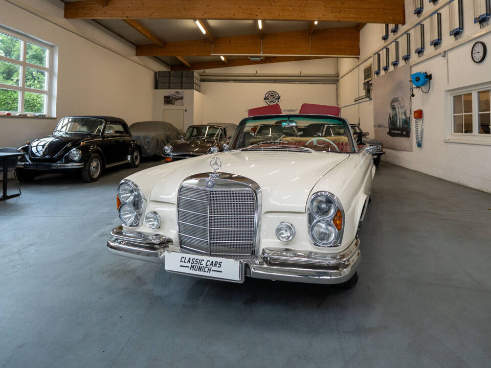 Image 1/37 of Mercedes-Benz 250 SE (1966)